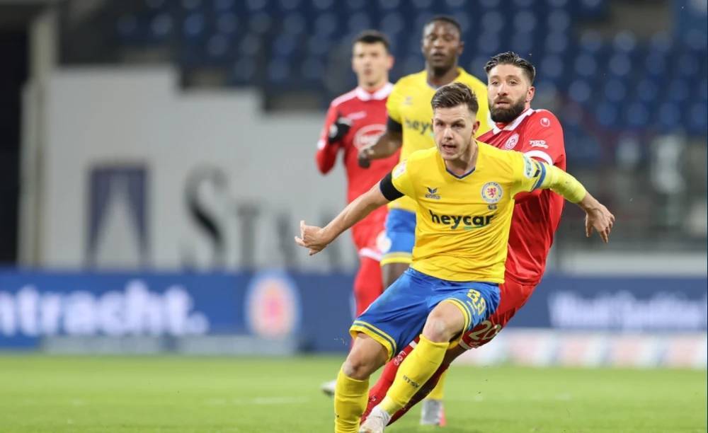 他们不再拘 他们不再拘